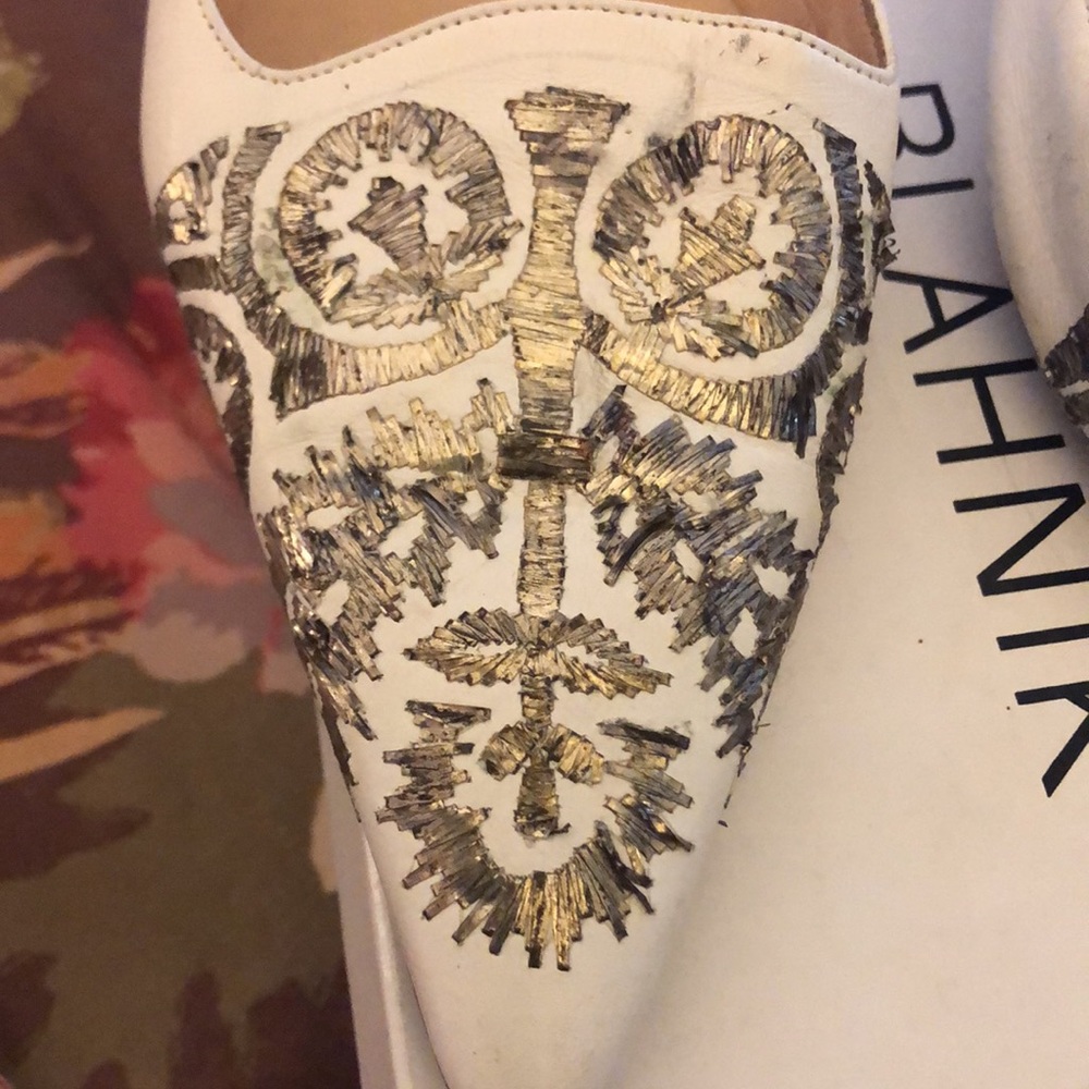 Manolo Blahnik White Leather Mules w/silver embroidery. - Picture 3 of 11
